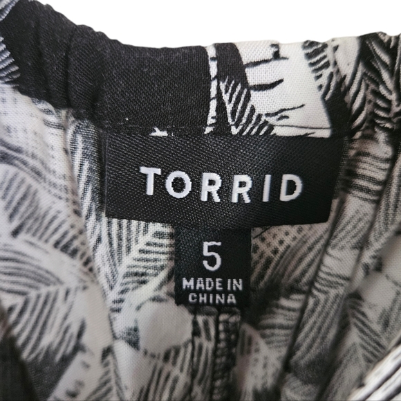TORRID Black Palm Tree Print Baby Doll Dress Size 5 - Picture 2 of 3